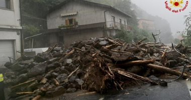 عواصف رعدية وانهيارات أرضية تعزل سكان قرية بشمال إيطاليا