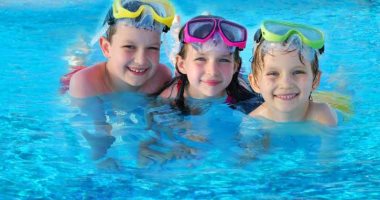 دراسة أمريكية: تمارين السباحة تعزز نمو مفردات الأطفال وتحسن كلامهم