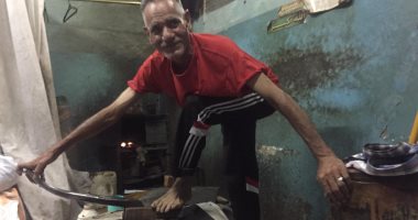 أقدم مكوجى رجل فى مصر: أعشق المهنة.. ولن يبعدنى عنها سوى الموت.. فيديو