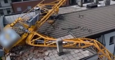 سقوط رافعة عملاقة على مبنى بميلانو بسبب عاصفة جوية فى إيطاليا.. فيديو