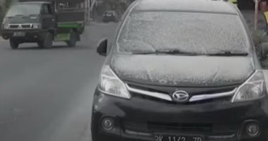 رماد كثيف لبركان "سينابونج" يغطى السيارات والشوارع بمدينة إندونيسية.. فيديو