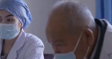 "قديس بالبالطو الأبيض".. قصة طبيب صينى قضى 6 عقود فى علاج المرضى
