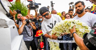 رونالدينيو يضع الزهور على النصب التذكارى لضحايا مرفأ بيروت فى لبنان.. صور