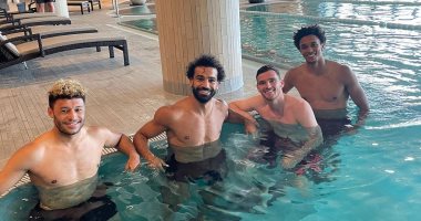 محمد صلاح ولاعبو ليفربول فى حمام السباحة استعدادا للموسم الجديد