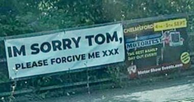 "آسف يا توم سامحني" لافتة اعتذار على طريق في بريطانيا تثير السكان.. اعرف السبب