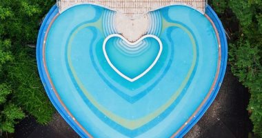 تصميم حمام سباحة على شكل قلب لجذب الزوار في جنوب الصين.. صور
