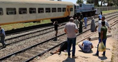 إصابة شخصين سقطا بحادث تصادم قطار ركاب بالصدادات الخرسانية فى نجع حمادى بقنا