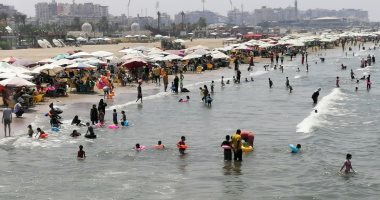 شاطئ بورسعيد كامل العدد.. عشرات الآلاف فى مياه البحر المتوسط