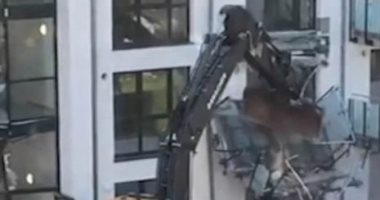 مقاول بناء ألمانى يهدم واجهة مبنى سكنى بسبب خلاف على أجره.. فيديو وصور