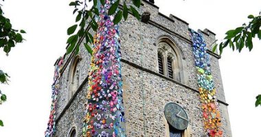 معلمة فنون بريطانية تزين واجهة كنيسة بـ1452 زهرة لإضفاء البهجة.. صور