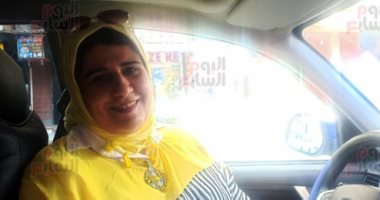 "فيروز" أشهر سائقة بالإسكندرية تحكى قصة كفاحها وحب العملاء لها.. فيديو