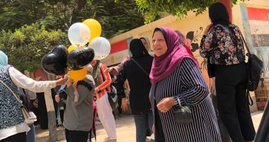 طالبات الغربية يحتفلن بانتهاء امتحانات الثانوية العامة بالورود والبالونات.. صور
