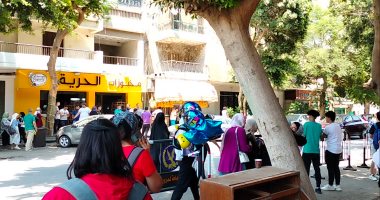 زغاريد وبلالين أمام لجان الثانوية العامة احتفالا بانتهاء الامتحانات
