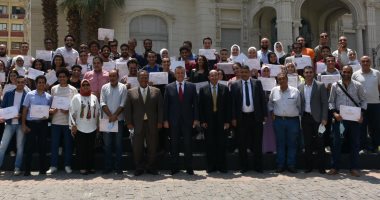 رئيس جامعة عين شمس يكرم الطلاب الفائزين بجوائز مهرجان إبداع
