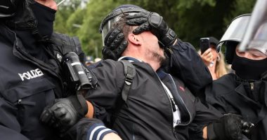 صور.. شرطة ألمانيا تعتقل نحو 600 شخص شاركوا بمظاهرات ضد إغلاق كورونا