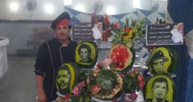 قارئ يبرز موهبته بنحت صورة محمد صلاح على البطيخ   