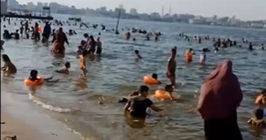 بلاد المانجو والمياه المبهجة.. شاهد الزحام على شواطئ الإسماعيلية هربا من قسوة الصيف