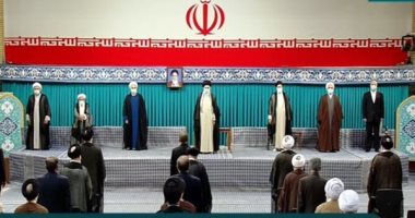 مرشد إيران يطلب من الرئيس الجديد مكافحة الفساد وحل المشكلات الاقتصادية