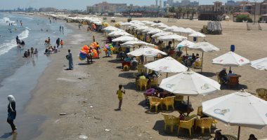 إقبال كبير من المصيفين على شواطئ بورسعيد هربا من ارتفاع درجات الحرارة.. صور