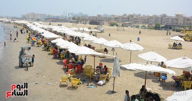 صيف ساخن جدا.. إقبال آلاف المصطافين على شواطئ بورسعيد.. لايف وصور