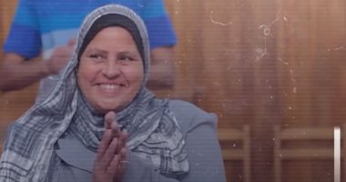 صبرية أم الناجحين.. حاربت السرطان مع ابنتها ورافقت ابنها من ذوى القدرات بالجامعة (فيديو)