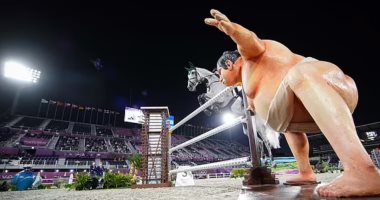 غرائب طوكيو 2020.. تمثال مصارع السومو يرعب الأحصنة بمنافسات الفروسية "صور"