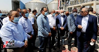 رئيس الوزراء يستهل زيارته للإسماعيلية بتفقد  مشروع إنشاء صومعة أبو صوير   