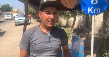 "أحمد" شاب يكافح من أجل لقمة العيش ببيع التين الشوكى على طريق المحلة.. فيديو