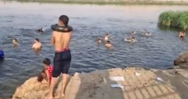 "مصيف النيل".. الأطفال يهربون من الحر لمياه النيل فى الصعيد (فيديو لايف)