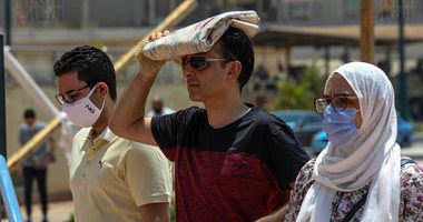 مروحة يدوية وشمسية وزجاجات مياه.. المصريون يواجهون ارتفاع درجات الحرارة