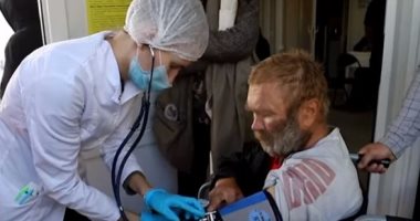 حافلة تجوب شوارع سانت بطرسبرج لتطعيم المشردين بلقاحات كورونا.. فيديو