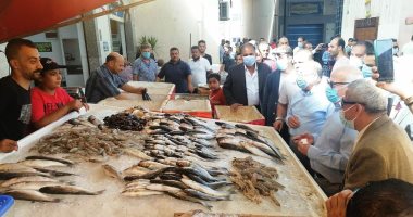 وزير التنمية المحلية يطلع على الأسعار بسوق الأسماك و"بازار بورسعيد" .. صور