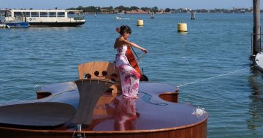 تكريمًا لضحايا كورونا بإيطاليا.. عزف موسيقى على متن قارب بشكل آلة كمان.. صور