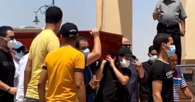 صلاة الجنازة على جثمان الفنانة دلال عبد العزيز بمشاركة رموز الفن (فيديو) 