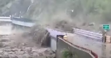 لحظة انهيار جسر فى تايوان بسبب قوة فيضانات قادمة من إعصار لوبيت.. فيديو