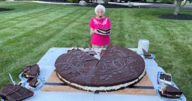 أمريكية عمرها 95 عاما وحفيدها يصنعان أكبر قطعة بسكويت فى العالم.. فيديو وصور