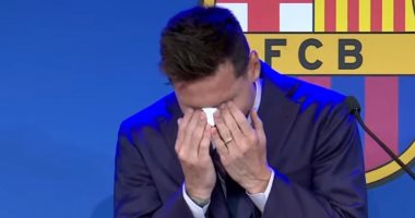 ميسي يبكي أمام زملائه فى بداية مؤتمر وداع برشلونة.. فيديو 