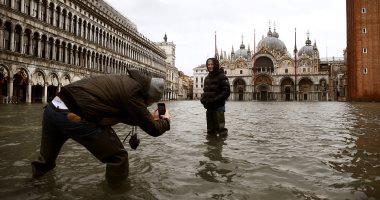 الفيضانات تغرق البندقية.. والسائحون يستمتعون بالتصوير والعوامات.. فيديو وصور