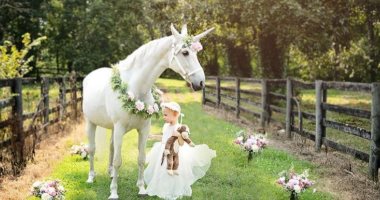 مؤسسة بريطانية تحقق حلم طفلة مصابة بالسرطان للقاء الحصان أحادى القرن الخيالى
