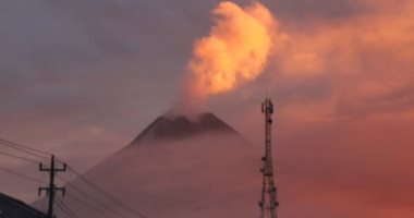 صور.. ثوران بركان جبل ميرابي في جزيرة جاوة الإندونيسية
