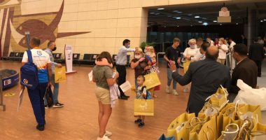استقبال السائحين الروس بالورود في مطار شرم الشيخ