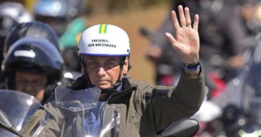 الرئيس البرازيلى ينظم مسيرة بالدراجات النارية بدون كمامات.. صور