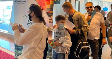وصول أول رحلة سياحية روسية مطار الغردقة واستقبال السياح بالورود.. صور