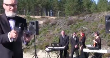 فنلندى يعزف مقطوعة موسيقية لـ بيتهوفن باستخدام طلقات سلاح نارى.. فيديو