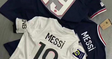  "يرتدي رقم 19".. صورة مسربة لقميص ميسي مع باريس سان جيرمان