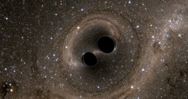 علماء يرصدون للمرة الأولى ضوءًا خلف ثقب أسود عملاق