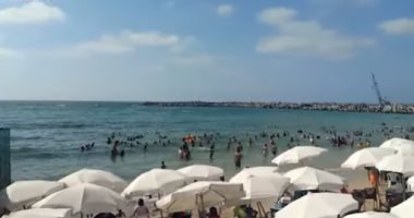 إقبال كبير من المصطافين على شواطئ الإسكندرية.. فيديو