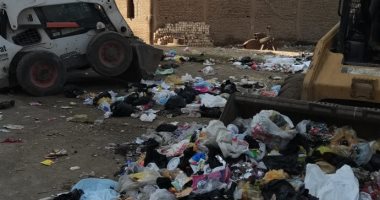 أهالى أخميم بسوهاج يشكون انتشار القمامة بشارع الصرف الصحى.. ورئيس المدينة يرد