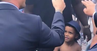 ميسي يلتقي أصغر مشجع لباريس سان جيرمان بعد المؤتمر الصحفي.. فيديو