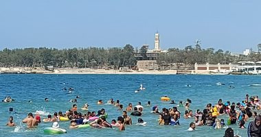 إقبال على شواطئ الإسكندرية رغم التحذيرات من ارتفاع الأمواج.. لايف وصور